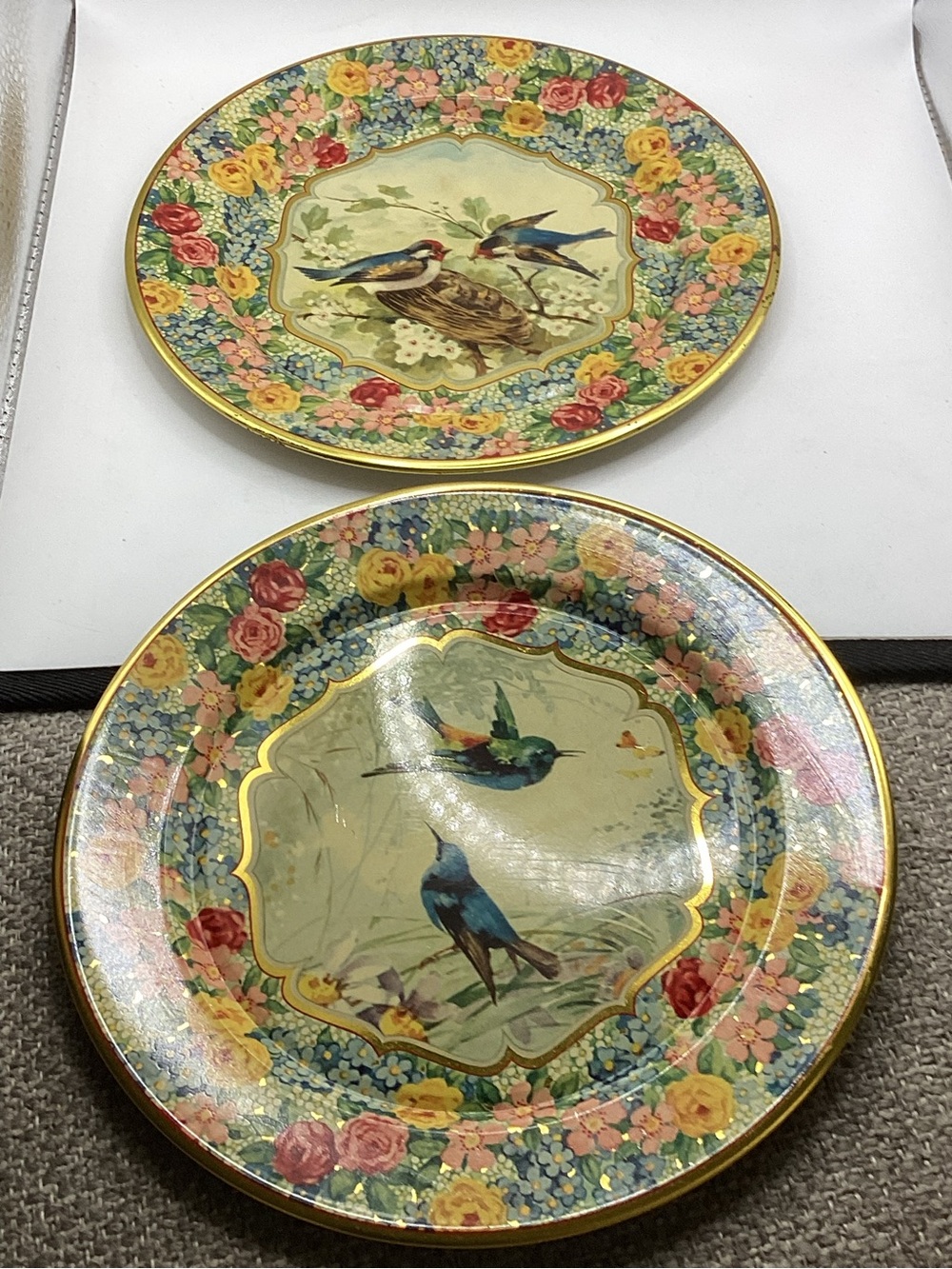 Hummingbirds Floral Vtg Daher Decorated Ware Tin Metalware Plates BEAUTIFUL!